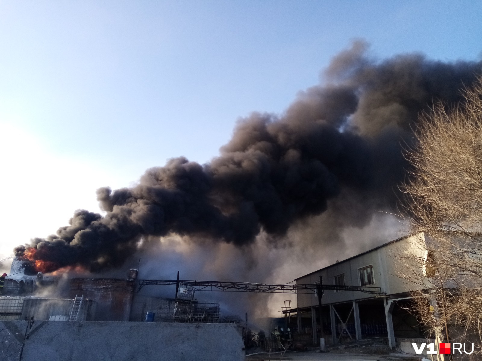 Волгоград 26. Пожар в Волгограде. Пожар в Волгограде сейчас. Пожар в Волгоградской области сейчас. Склад горит Волгоград.