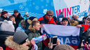 «Давайте встанем в очередь, иначе нас всех разгонят»: Губерниева окружили сотни красноярских фанатов
