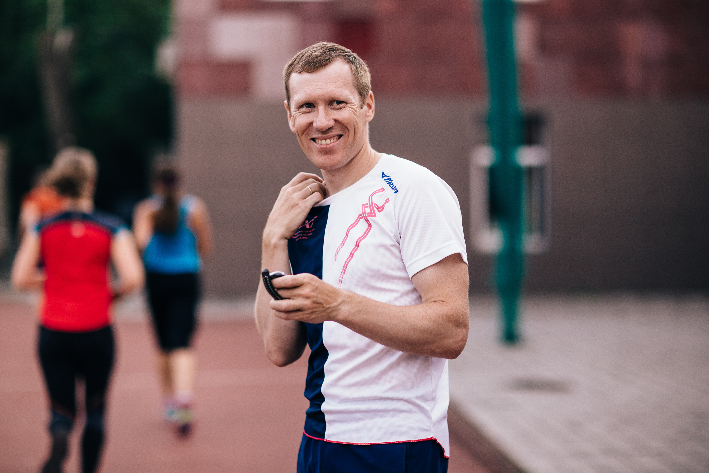 Тренер и марафонец Олег Кульков говорит: за три дня до старта пейте минимум 1,5 литра воды, позвольте организму запастись жидкостью