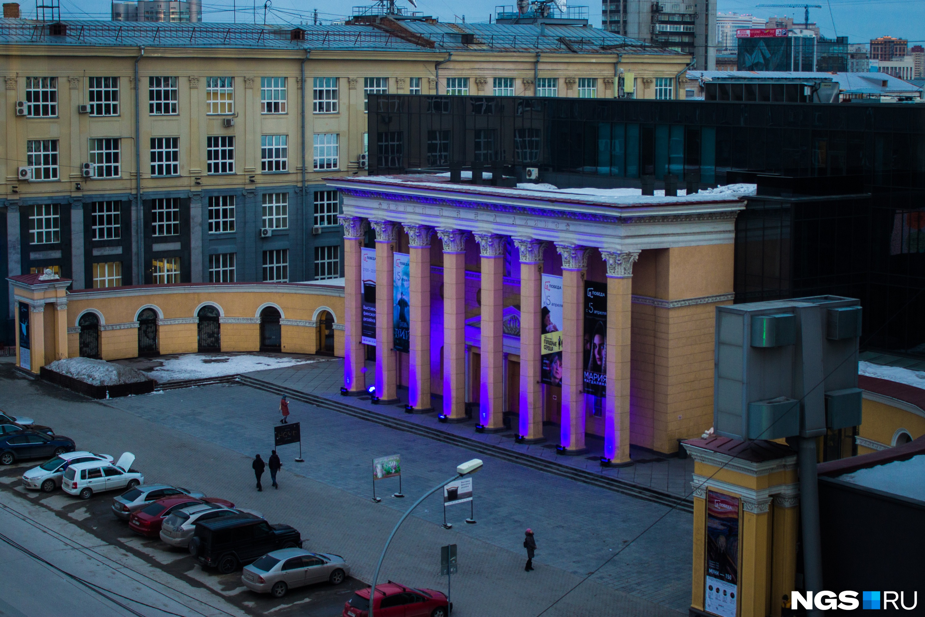 Победа новосибирск. Кинотеатр победа Новосибирск. Театр победа Новосибирск. Победа кинотеатр фасады Новосибирск. Здание кинотеатра победа Новосибирск.