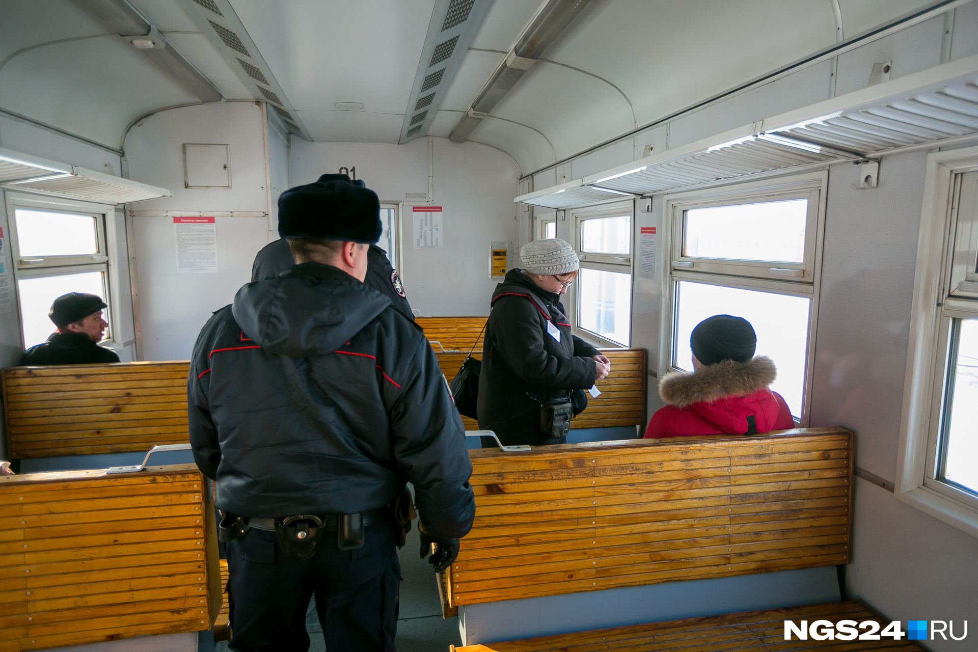 В полдень электричка почти пустая — нарушители тут могут появиться лишь в вечернее время В полдень электричка почти пустая — нарушители тут могут появиться лишь в вечернее время
