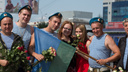Десантники раздали незнакомым девушкам цветы на площади Маркса