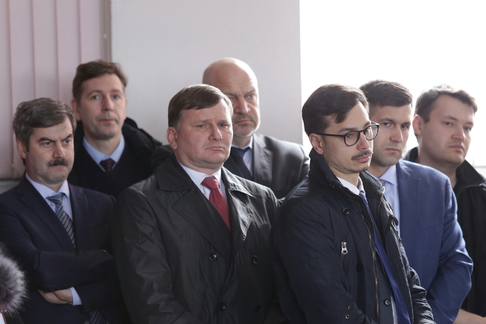 Вице-губернатор Евгений Редин (слева) озадачен многочисленными жалобами жильцов пострадавшего от взрыва дома