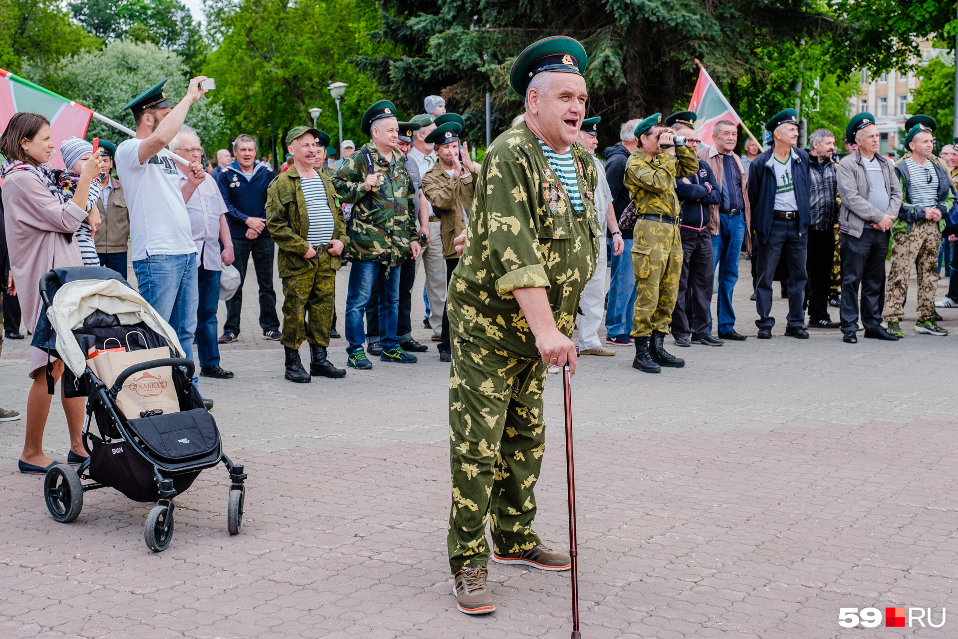 У памятника желающие могли высказаться по поводу Дня пограничника У памятника желающие могли высказаться по поводу Дня пограничника