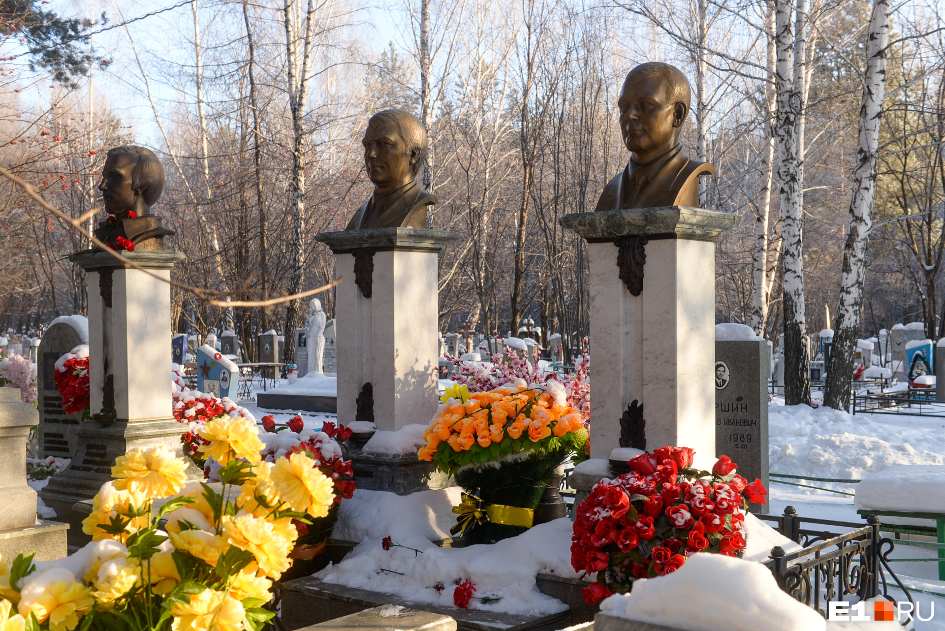 На могилах — свежие цветы. Когда мы приехали, какой-то мужчина расчищал от снега дорожку к мемориалу