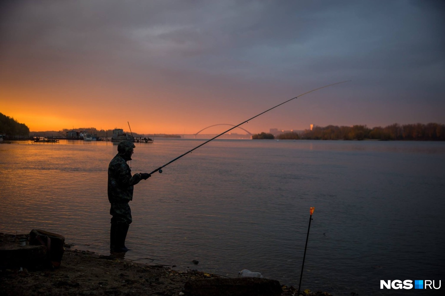 Одинокий рыбак на закате