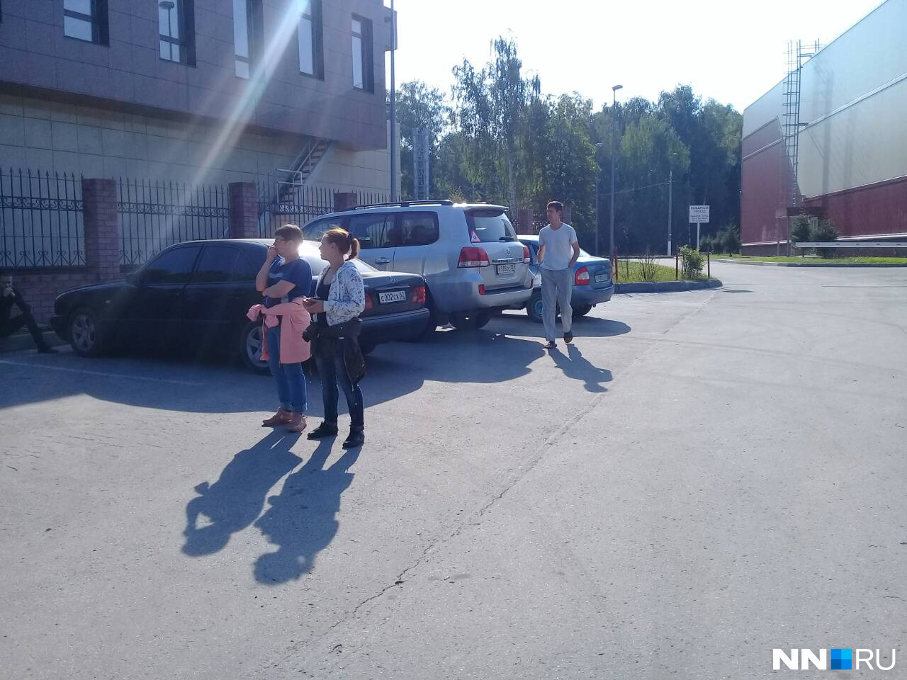 Утро. На парковку к местному ФОКу прибывают новые добровольцы Утро. На парковку к местному ФОКу прибывают новые добровольцы