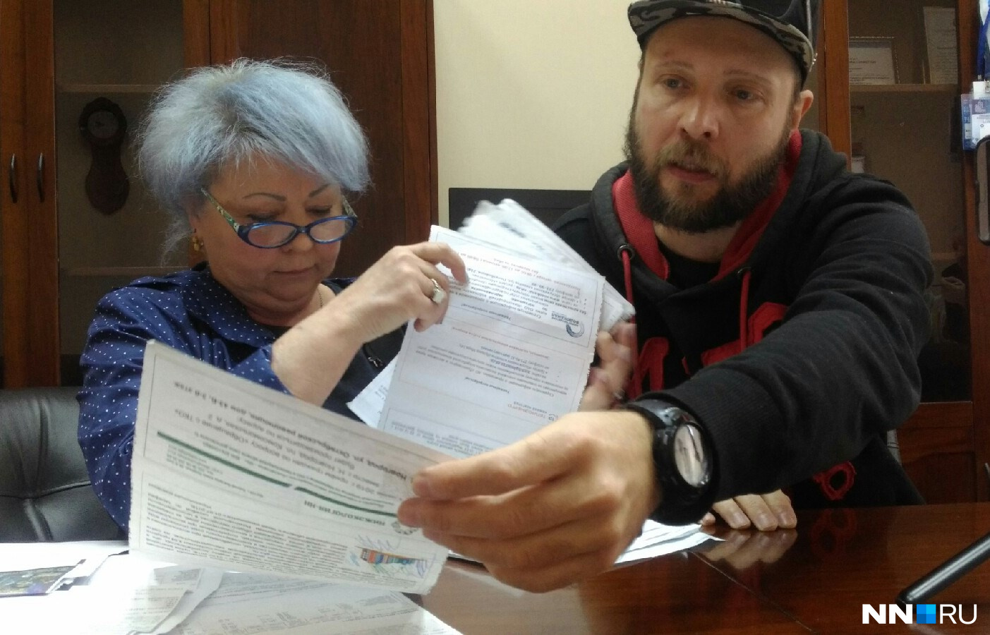 У Евгения имеется толстая пачка документов, большая часть из них — отписки от чиновников<br><br> У Евгения имеется толстая пачка документов, большая часть из них — отписки от чиновников<br><br>
