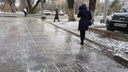 Новосибирские тротуары покрылись коркой льда