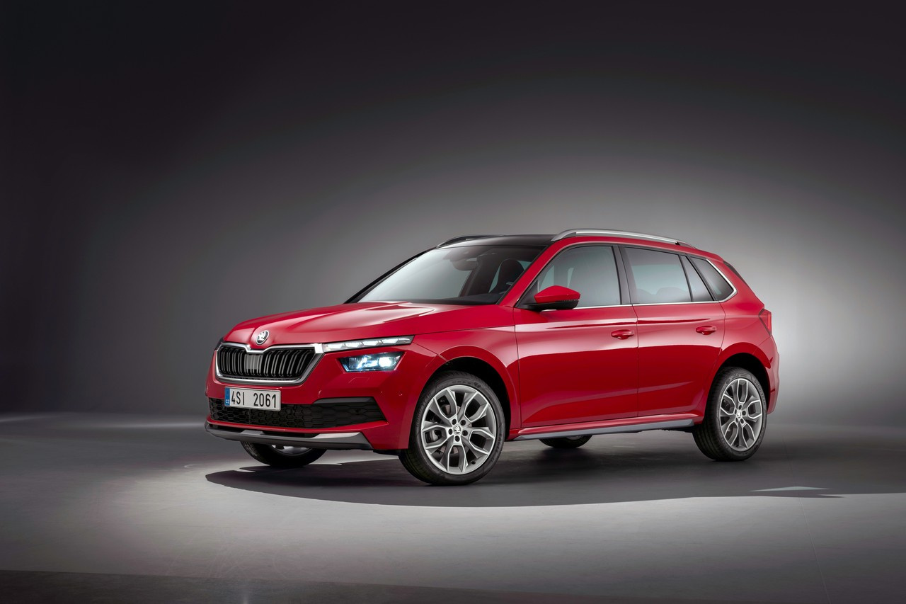 SKODA Kamiq выглядит типичным кроссовером и умело скрывает размеры: сразу и не скажешь, что по размеру она почти идентична компактному Yeti SKODA Kamiq выглядит типичным кроссовером и умело скрывает размеры: сразу и не скажешь, что по размеру она почти идентична компактному Yeti