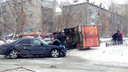 Грузовик упал на бок после аварии с легковушкой в центре Новосибирска