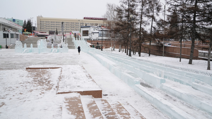 Самую длинную ледяную горку в Красноярске сделали на Театральной площади