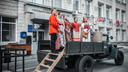 Жители Академгородка спели военные песни с грузовика и устроили ретро-дефиле в винтажных платьях