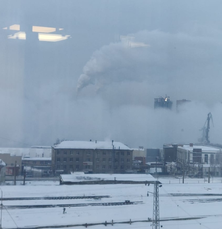 Такой вид на туманный город открывается из окна бизнес-центра «Евразия» на улице Коммунистической