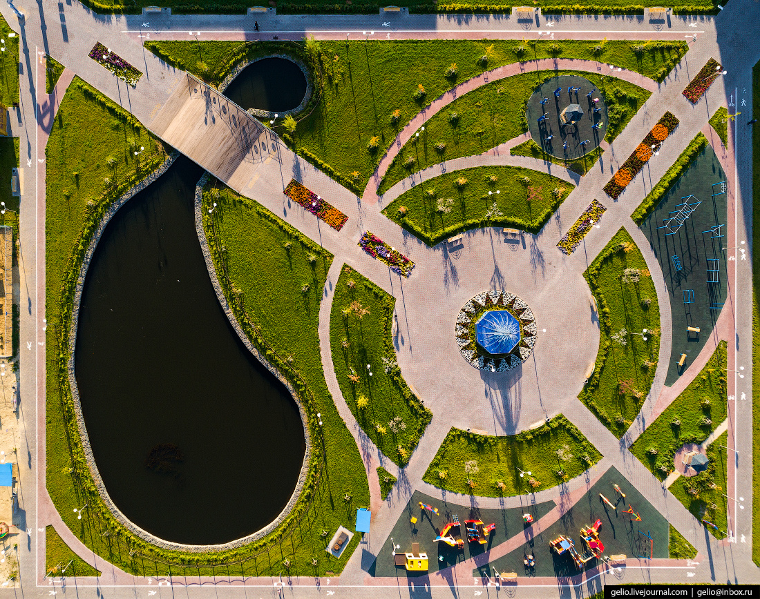 Местами наш город выглядит с высоты как открытка. На фото — сквер «Серебряные ключи» на Войновке, появившийся в 2016 году. Здесь есть игровая площадка, пространство для воркаута, велодорожка и искусственный пруд<br>