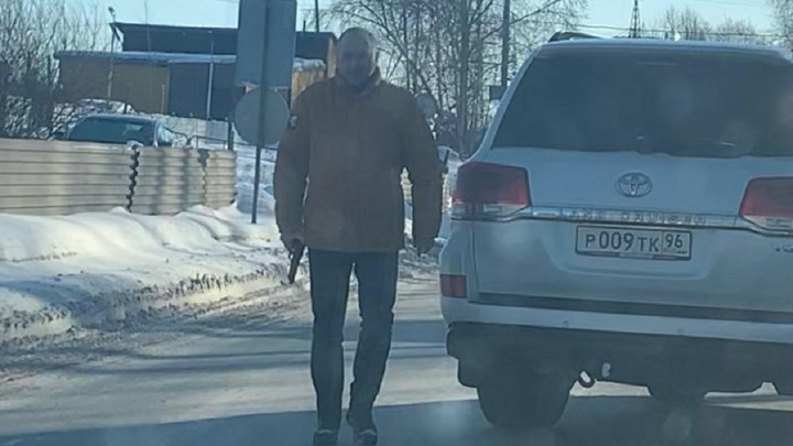 В Екатеринбурге водитель Toyota угрожал пистолетом мужчине на дороге