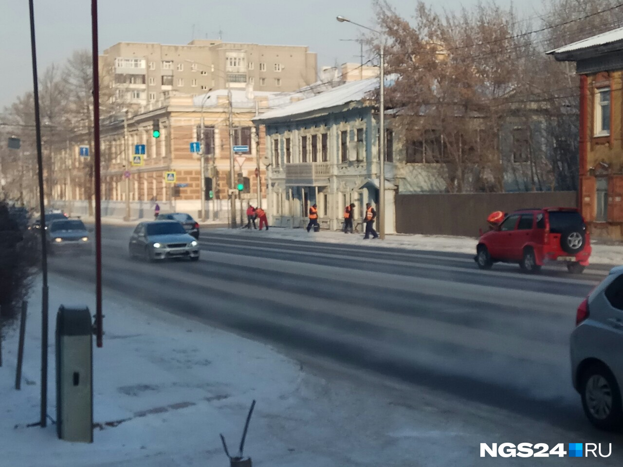 Заключенные на работе по уборке городских улиц Заключенные на работе по уборке городских улиц