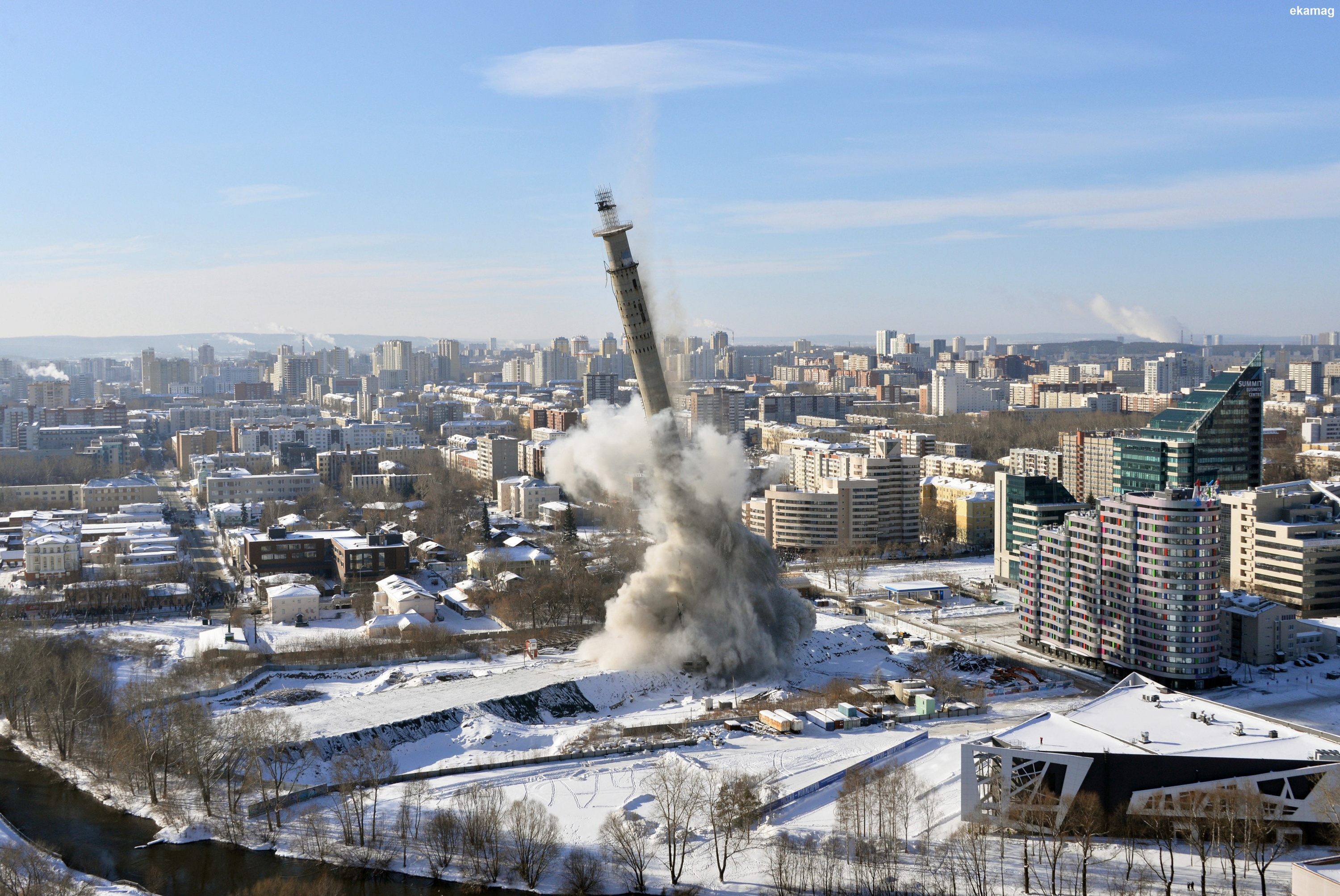 Башни екатеринбурга фото. Башня Екатеринбург. Телебашня Екатеринбург. Башня Екатеринбург у цирка. Снос телебашни в Екатеринбурге.