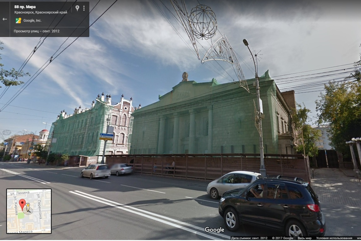 В Красноярске прижилась традиция прятать ремонтируемый фасад за сеткой или баннерами 