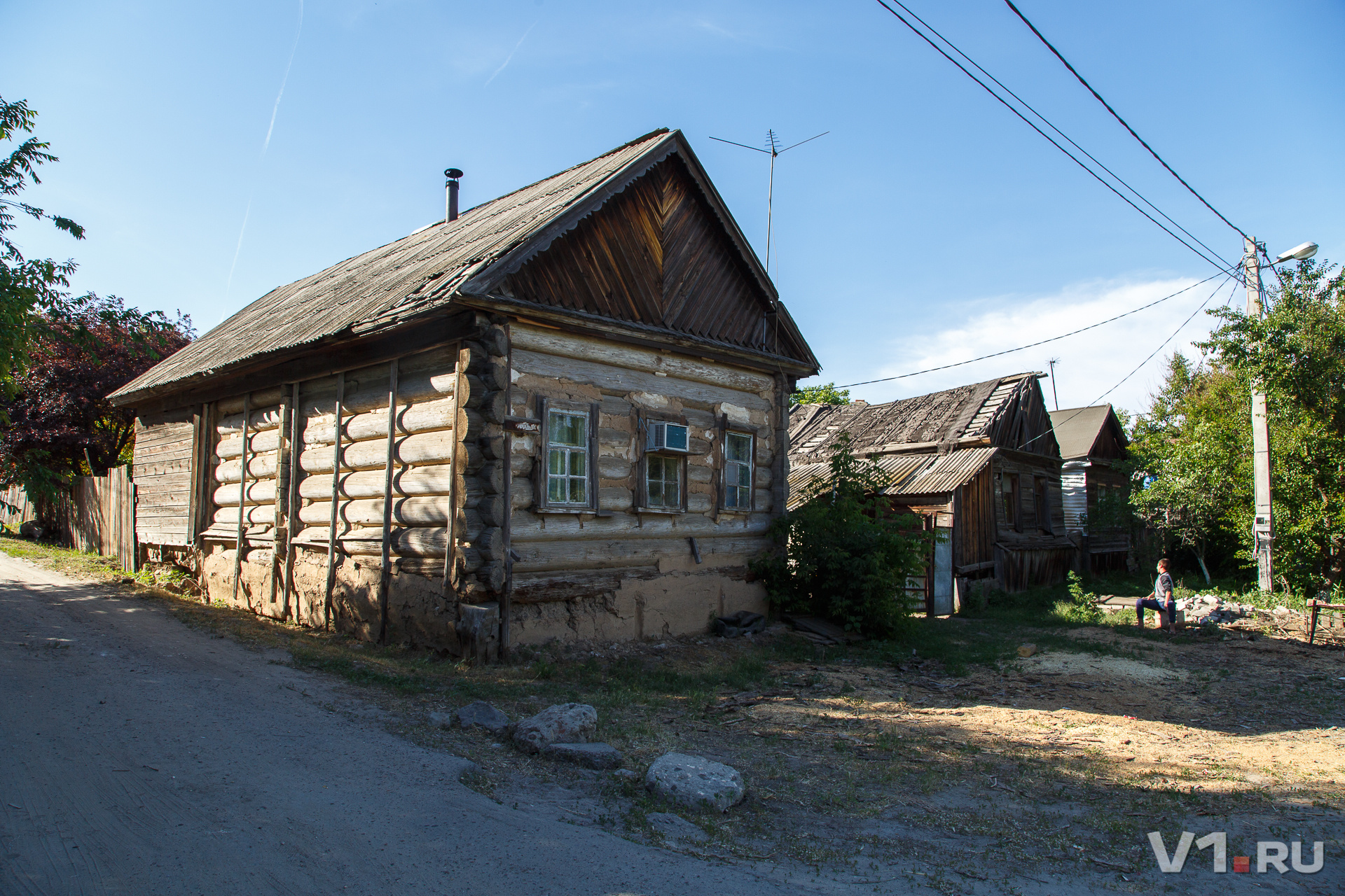 Один из немногих частных домов дореволюционной постройки, сохранившихся в Волгограде. По словам владельцев этого сруба, после войны на нем была заменена только крыша, другому ремонту дом не подвергался