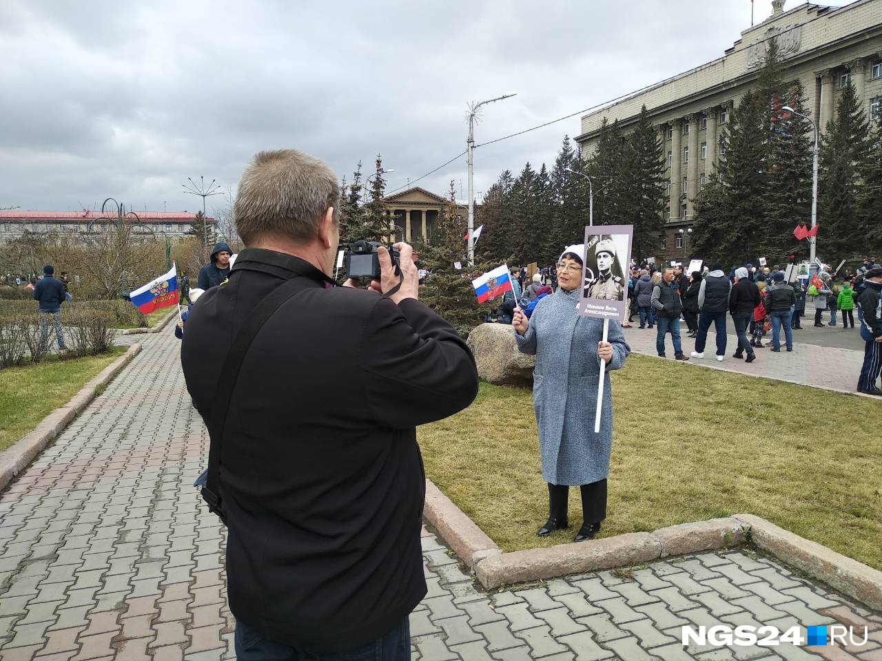 Муж фотографируем Эмму  Вильевну за несколько минут до старта шествия 