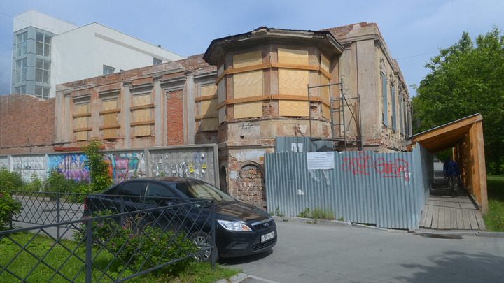 Развалившийся старинный особняк в центре Екатеринбурга превратят во дворец: показываем эскизы
