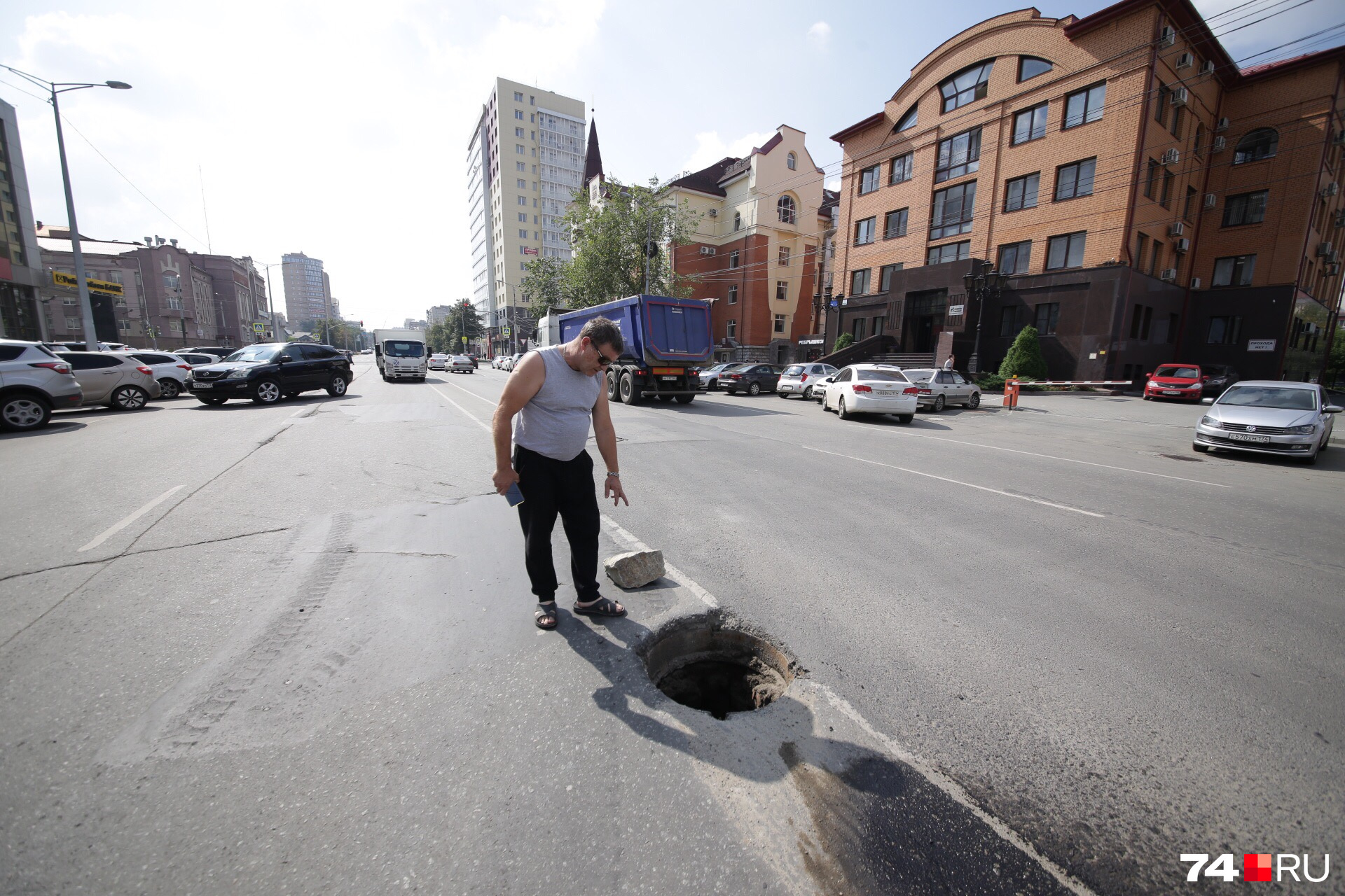 Водитель Рустам показывает виновника ДТП Водитель Рустам показывает виновника ДТП