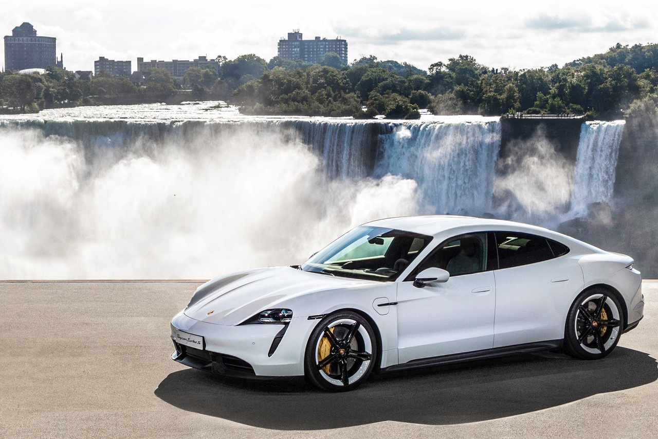 Несмотря на название Taycan Turbo (625–680 л.с.) и Taycan Turbo S (761 л.с.), никаких «турбо» у него нет: машина бывает только электрической Несмотря на название Taycan Turbo (625–680 л.с.) и Taycan Turbo S (761 л.с.), никаких «турбо» у него нет: машина бывает только электрической