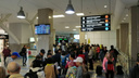 Китайские туристы встали в гигантскую очередь в аэропорту Толмачёво