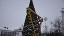 На центральной площади Кургана и у «Современника» начали разбирать новогодние ёлки