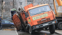 «А ведь в "аварийку" звонили»: в Архангельске под асфальт провалился мусоровоз
