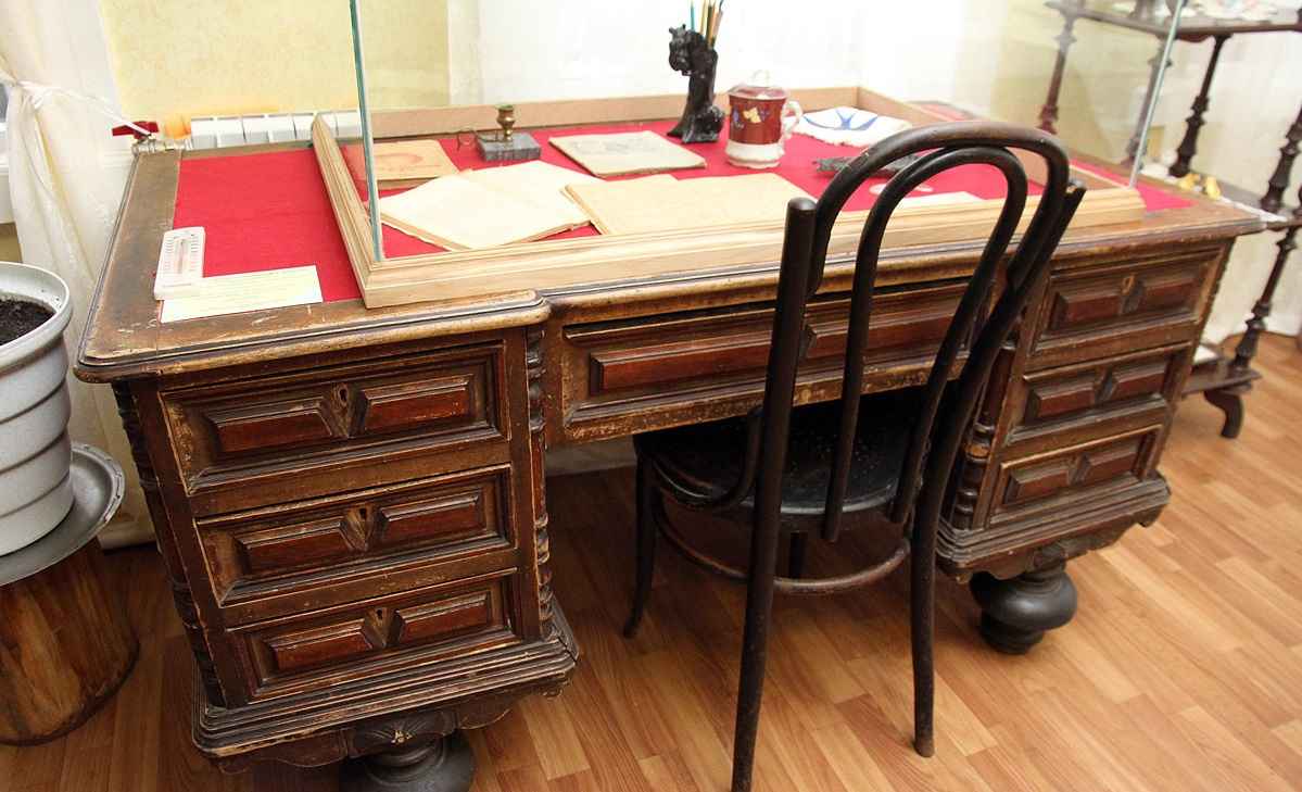 За этим столом Казанцев описывал свои наблюдения за растениями