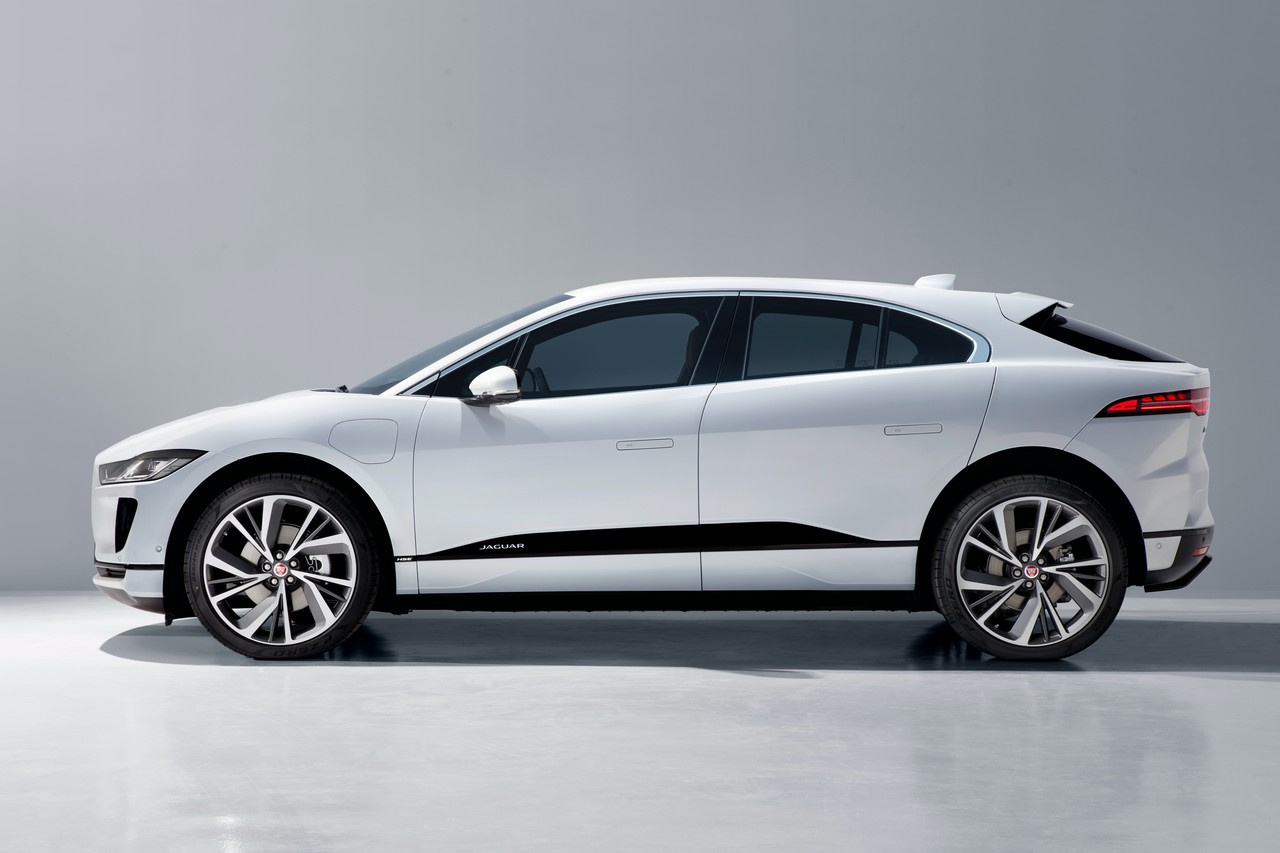 Jaguar i-Pace — кроссовер с безальтернативным электрическим приводом на все четыре колеса. Цена стартует от 6+ миллионов рублей