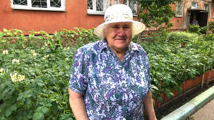 На Астраханской пенсионерка выращивает в палисаднике у дома картофель и помидоры