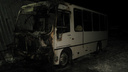 Прогревали мотор, а вспыхнул весь автобус: на стоянке в Новодвинске сгорел ПАЗ