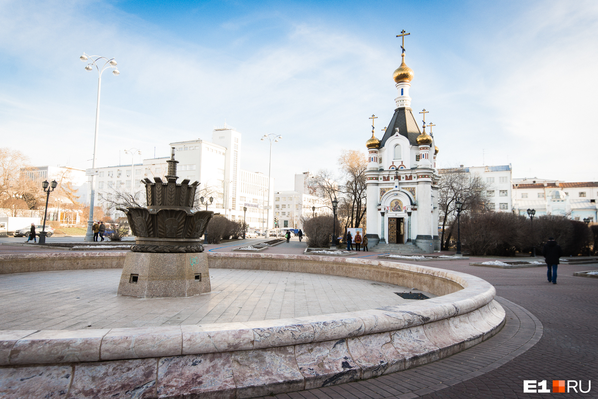 Площадь труда. Храм на площади труда в Екатеринбурге. Фонтан каменный цветок собор Екатеринбург. Казанская Церковь Екатеринбург Шейнкмана. Взорванные храмы Екатеринбурга.