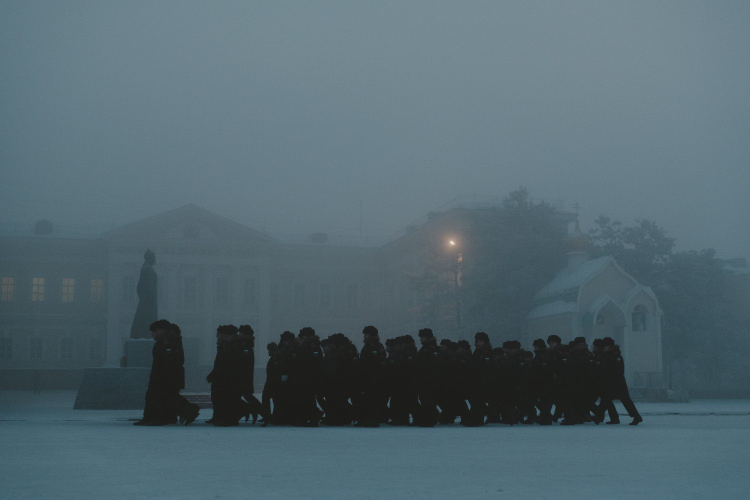 В утреннем тумане марширующие курсанты были похожи на персонажей какого-то художественного или исторического фильма 