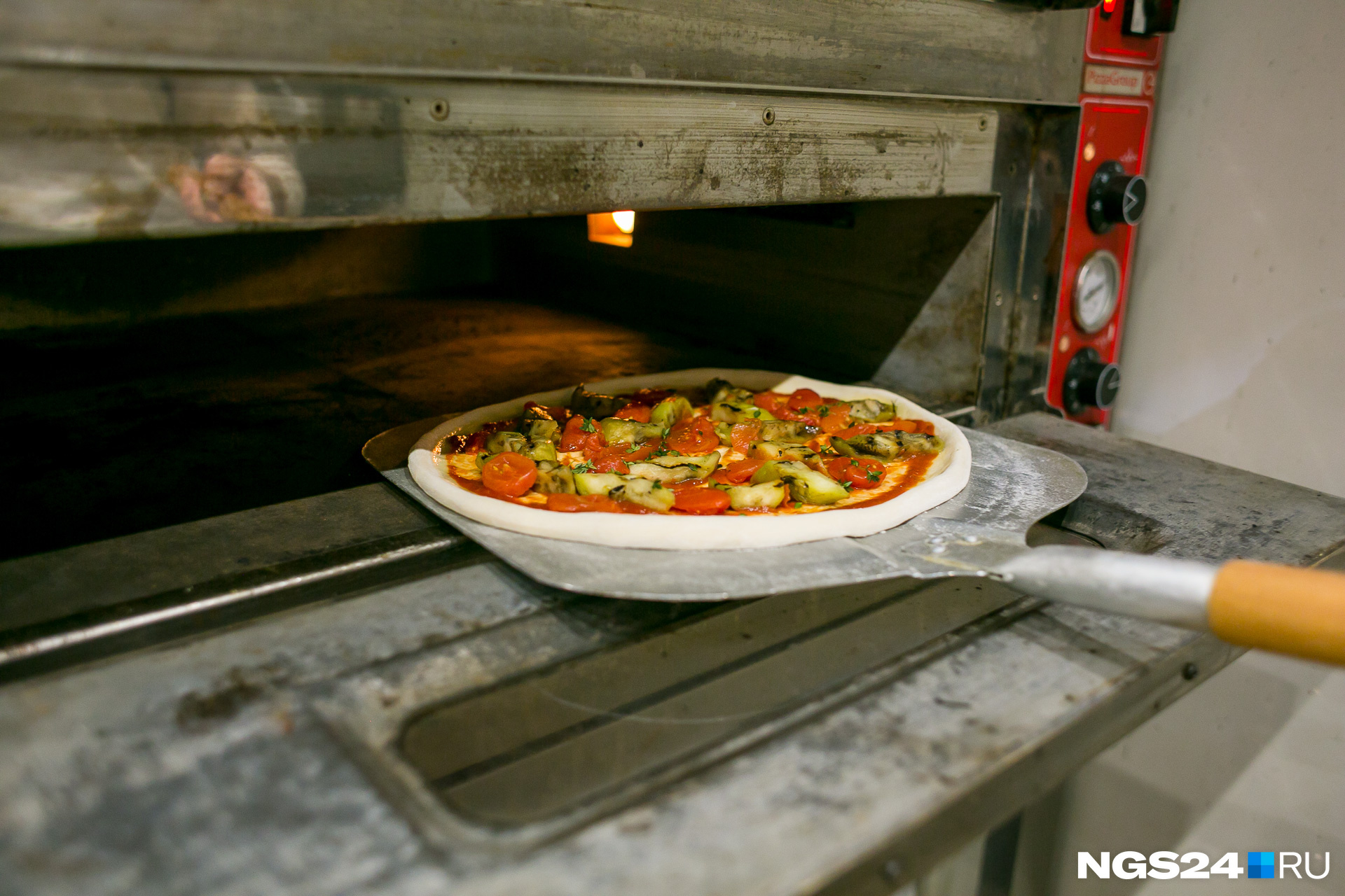 Пицца выпекается в разогретой духовке на раскаленной поверхности