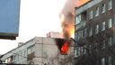 Огонь лезет из окна: на Красина загорелась квартира в девятиэтажке