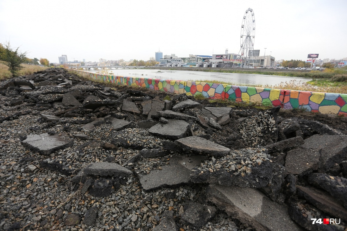 У органного зала дорожки вымостили тротуарной плиткой, возможно, и тут уберут асфальт<br><br> У органного зала дорожки вымостили тротуарной плиткой, возможно, и тут уберут асфальт<br><br>