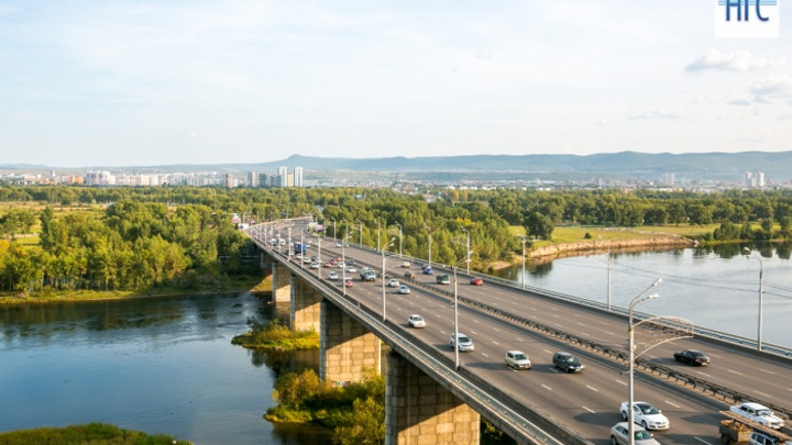 Женщину увезли с Октябрьского моста после звонка взволнованных очевидцев