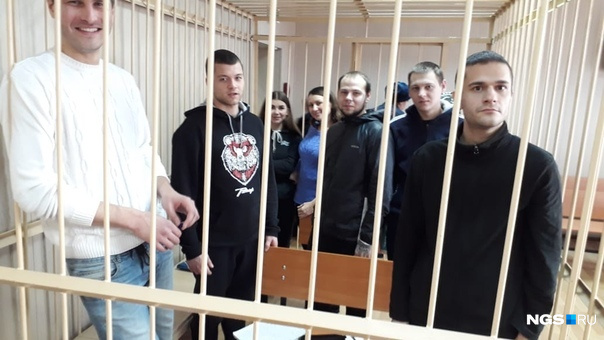 Александр Дёмин (справа на фото) и шестеро осуждённых, которых следствие считает его «организацией»
