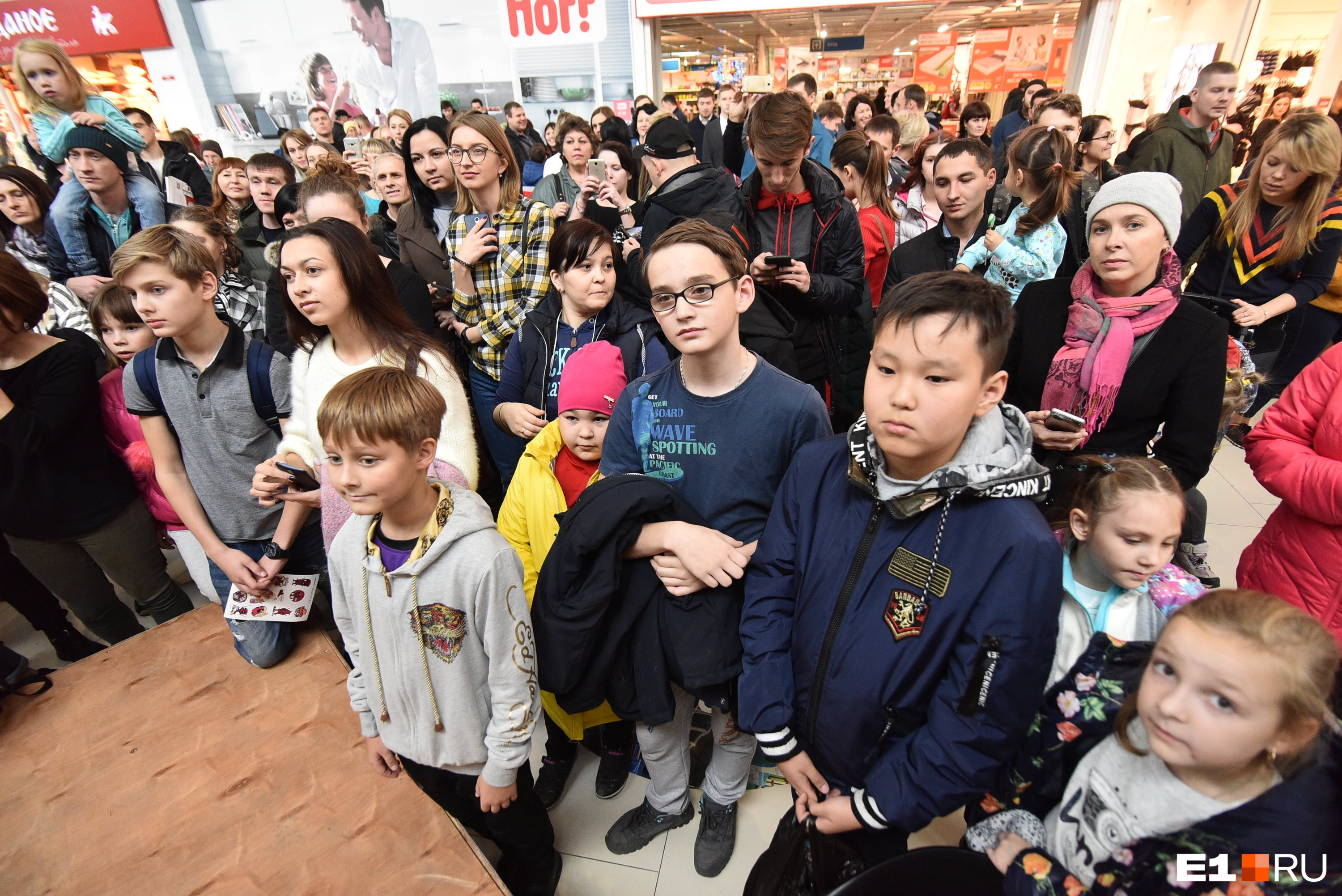 Девочка и тренер екатеринбург. Научи екатеринбург. Мамочки тренер ильи. Научи екатеринбург. Школьники разбирают автомат.