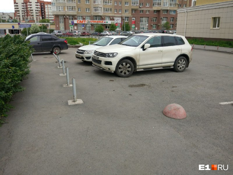 Наличие столбиков не превращает это место в парковку Наличие столбиков не превращает это место в парковку