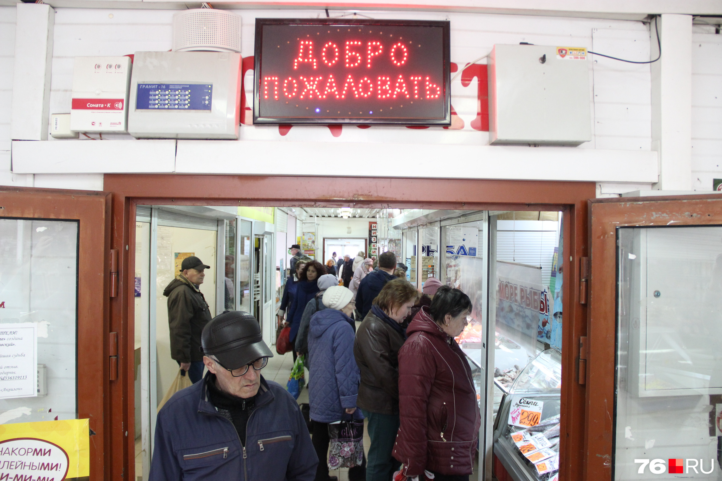 В разгар рабочего дня в торговом центре много покупателей