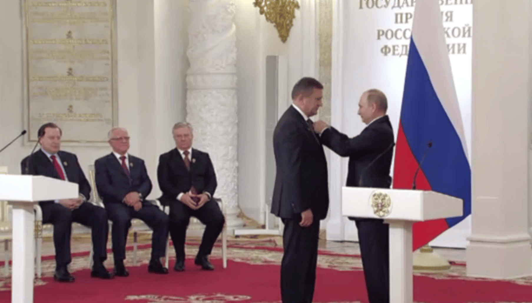 Два года назад Путин называл Караськова, как и его коллег, «врачом от Бога» Два года назад Путин называл Караськова, как и его коллег, «врачом от Бога»