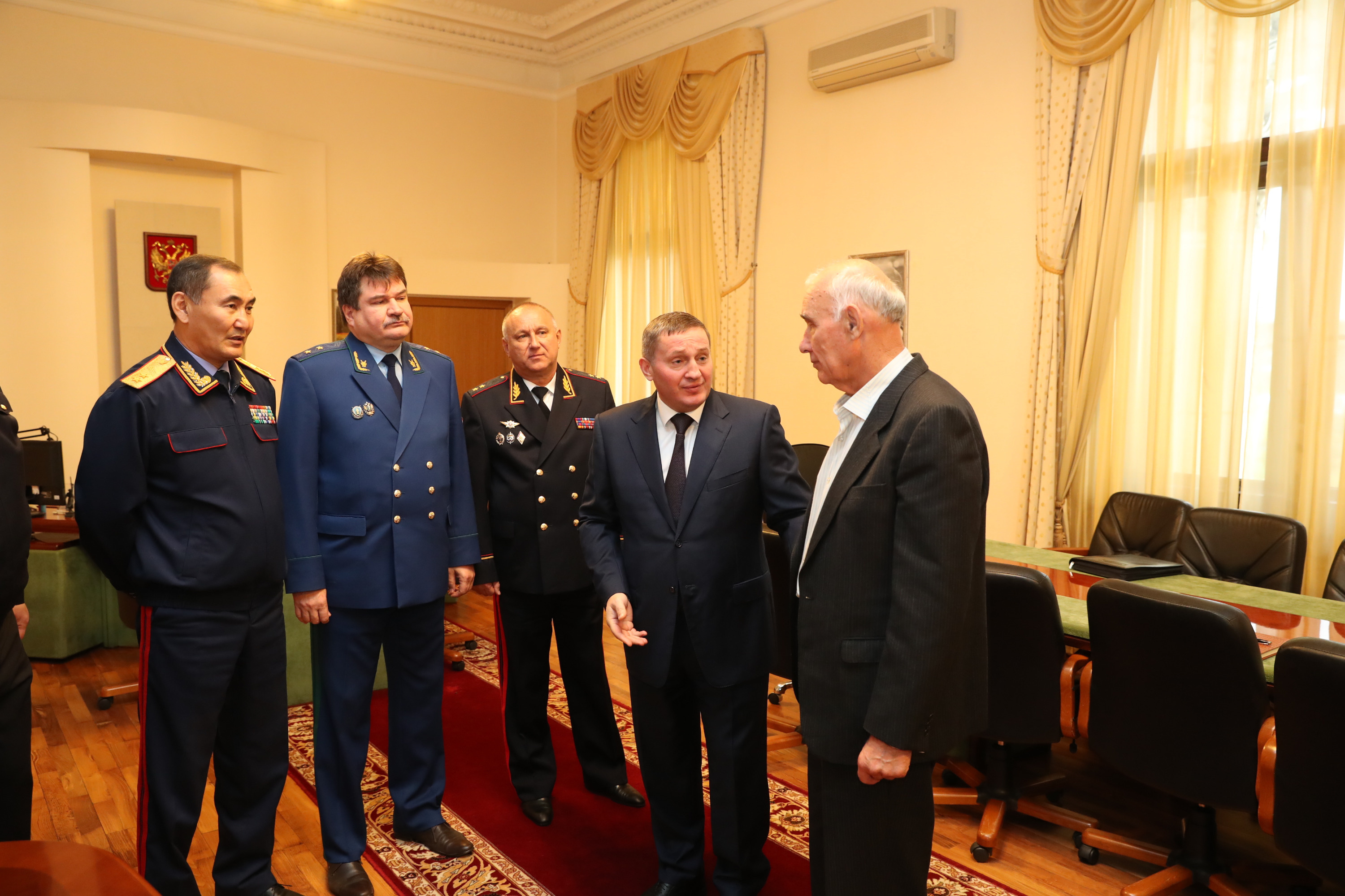 Миллион Вячеславу Мещерякову выдавал губернатор вместе с руководством прокуратуры, СК и полиции Миллион Вячеславу Мещерякову выдавал губернатор вместе с руководством прокуратуры, СК и полиции