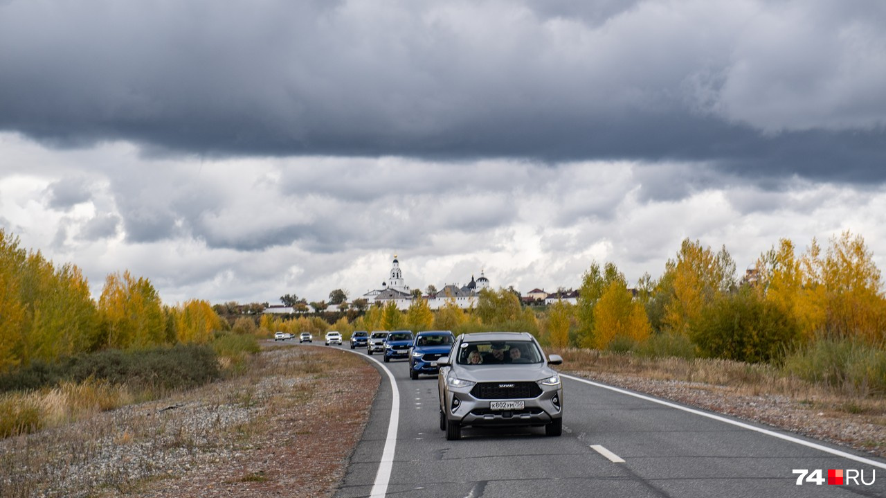 Колонна Haval выезжает из города-острова Свияжска Колонна Haval выезжает из города-острова Свияжска