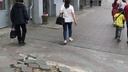 «Где дороги?»: на площади Калинина у метро развалилась плитка — ломайте ноги, пассажиры