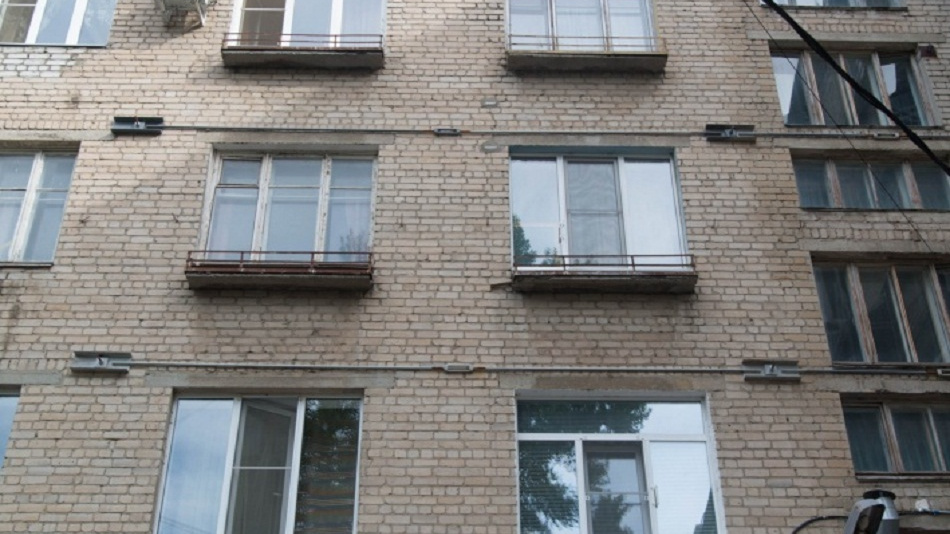 «Мать держала её, но вытащить не смогла»: в центре Волгограда женщина выпала с седьмого этажа